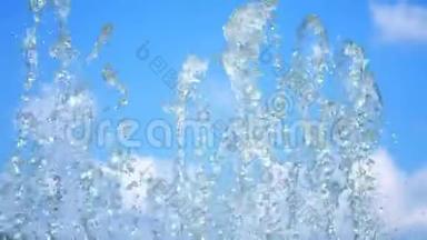 喷泉，<strong>溅起水花</strong>，涓涓流水映衬蓝天.. 干燥喷泉特写的水。 水滴在水中闪烁