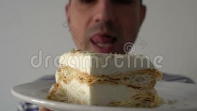 男人吃蛋糕，特写镜头，稳定镜头，饥饿的离开嘴，舔嘴唇