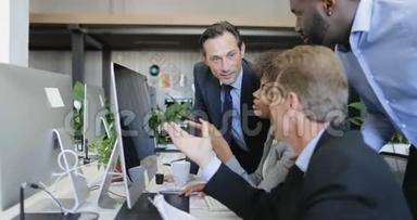 商务人士分组讨论<strong>电脑显示器</strong>上的数据，商务人士帮助商务人士工作，成功的团队