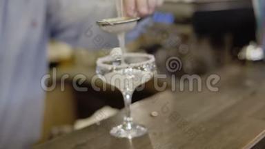 将果汁通过筛子倒入玻璃杯中。 4K