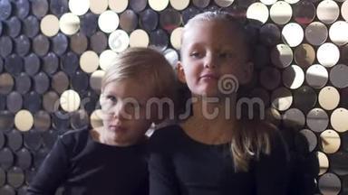 与两个身穿黑色连衣裙的女孩姐妹的合影在摄影棚拍摄