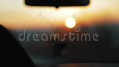 阳光从挡风玻璃上照耀，汽车在高速公路上行驶，聚焦/聚焦，旅行阳光阳光阳光明媚的朋友