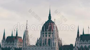 世界著名的布达佩斯议会大厦是在哥特式建筑的背景下从高空飞行的