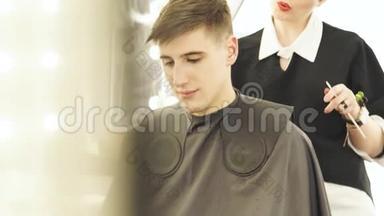 理发店男理发期间理发师剃发。 理发师用剃须刀做专业发型