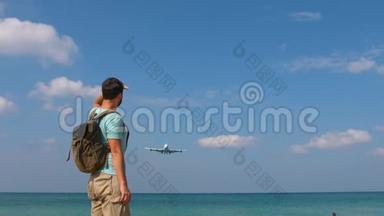 带背包的游客欢迎乘坐飞机旅行。 你好，假期概念