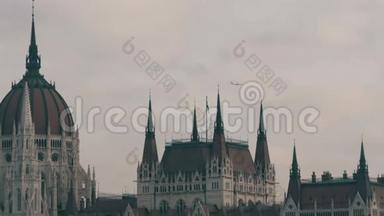 世界著名的布达佩斯议会大厦是在<strong>哥特</strong>式建筑的背景下从高空飞行的