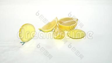 柠檬片在水上滚动到剩余的水果上。 白色背景。 慢动作