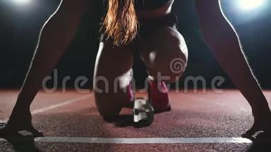 运动员在运动场地的跑道上垫上运动垫，在慢速运动中奔跑