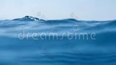 波浪在<strong>蓝色纯</strong>净的大海里。 相机在海洋中摆动。 生态概念。