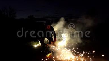 在斯隆莫的深夜里，杂耍者点燃了孟加拉的灯光火花。 他们看起来很神奇