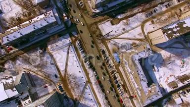 直升机飞过新西伯利亚市的冬季街道。 <strong>往下</strong>看。 4K