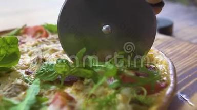 厨师用滚刀在披萨店的木桌上切披萨。 把比萨饼切在切片上