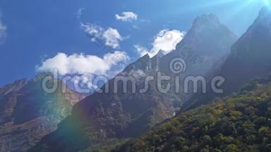 安纳普尔纳地区山区时间推移。 一座山周围云层的时间推移。 尼泊尔。