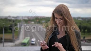 漂亮的年轻女人使用智能手机和<strong>直发</strong>。