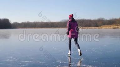 在一个<strong>寒冷的冬天</strong>，年轻女子在冰冻<strong>的</strong>湖面上滑冰。 人，冬季运动休闲理念..