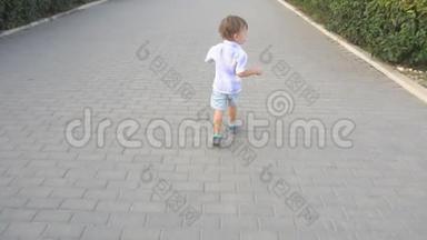 小男孩在路上奔跑