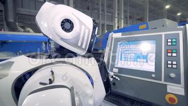 工厂机器人在电子触摸屏上<strong>按下按钮</strong>