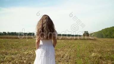那个长着深色头发的女孩看上去像联合收割机收割小麦。 这位美丽的俄罗斯女孩在麦田里花钱