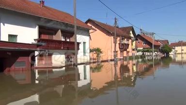 开着船穿过洪水泛滥的街道。 泛滥的田地，村庄，农场和房屋.. 洪水和土地造成的破坏