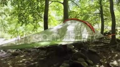 在阳光明媚的夏日旅行中，Pov走进悬挂在树林中的帐篷<strong>露营</strong>。 4k视角<strong>视频</strong>