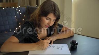 一位年轻女子用刻字技巧在纸上书写书法的特写镜头。 她写着梦想远大的目标