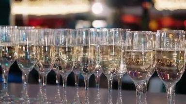 香槟酒杯设置在夜总会酒吧在昂贵的豪华餐厅鸡尾酒会婚礼庆祝。 近点