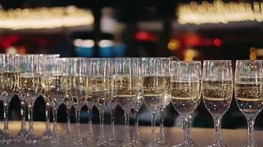香槟酒杯设置在夜总会酒吧在昂贵的豪华餐厅鸡尾酒会婚礼庆祝。 近点