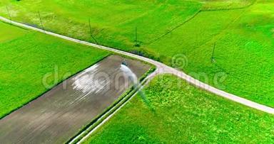 工业农业。 空中视频镜头：夏季欧洲莴苣的灌溉。 灌溉和灌溉