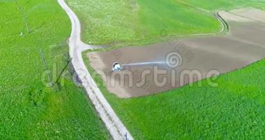 工业农业。 空中视频镜头：夏季欧洲莴苣的灌溉。 灌溉和灌溉