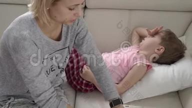 妈妈检查她生病儿子的体温。 患病<strong>儿童发烧</strong>及生病卧床