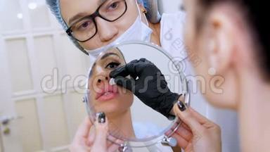 医务处，美女照镜子，医生用无菌餐巾纸擦拭病人嘴唇，