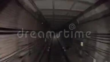 地铁列车在黑暗隧道移动的时间间隔。 在现代化城市的隧道中快速快速的地下列车