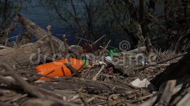 塑料袋，瓶子，垃圾，垃圾和其他垃圾在河岸上。 垃圾和废物。 环境污染。
