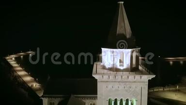 4k空降夜航空无人机拍摄的天主教会，港口背景