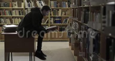 描绘一个在图书馆看书的年轻学生