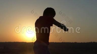 小男孩列车系列拳击吹在一个辉煌的日落在斯隆莫