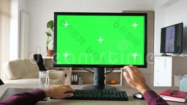 第一人称视图-人手打字电脑键盘与大绿色屏幕色度模拟