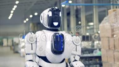 微笑机器人在工厂里向前行走