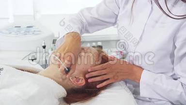 美容师用离子电泳技术治疗客户`面部