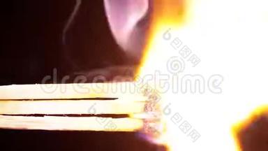 三根火柴在黑色背景上点燃火焰，然后熄灭，产生大量烟雾