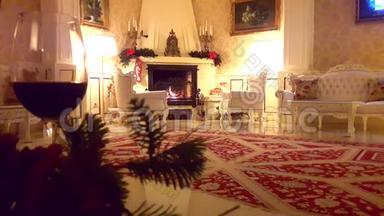 圣诞内饰。 客厅，室内装修壁炉和圣诞树