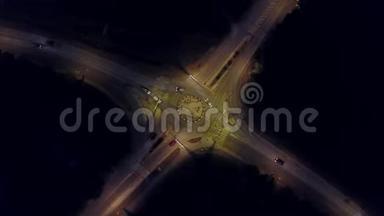 在夜间空中俯视汽车道路环形交叉路口的时间间隔