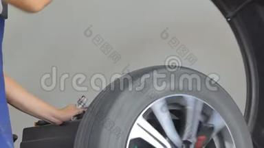 亚洲技术人员正在修理车库里的轮胎.