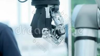 现代科技。 机器人的人手臂是机械手。 现代假肢。 未来就是现在。 拇指在动