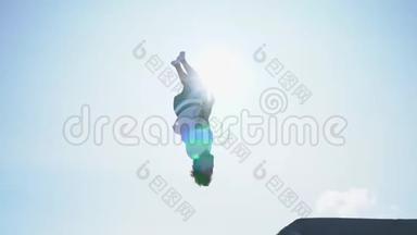 在阳光明媚的日子里，一个男人在蹦床上跳着不可思议的杂技表演