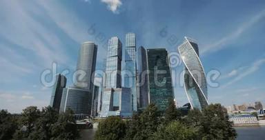 时光流逝。 云移过莫斯科国际商务中心的摩天大楼..