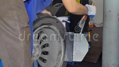 亚洲技术人员正在修理车库里的轮胎.