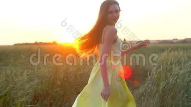 夕阳西下的夏日，穿着黄色衣服在麦田里奔跑的年轻美女，自由健康幸福的理念