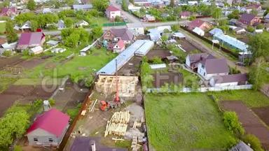 城镇木屋建设的俯视图.. 剪辑。 农村新木屋建设.. 木制房屋