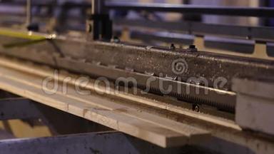 一家家具厂生产过程中，木工机械机构关闭。 家具厂的工作流程